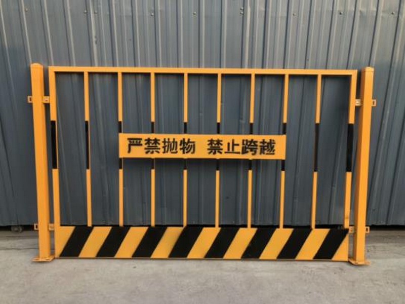 黑黄竖杆基坑安全护栏